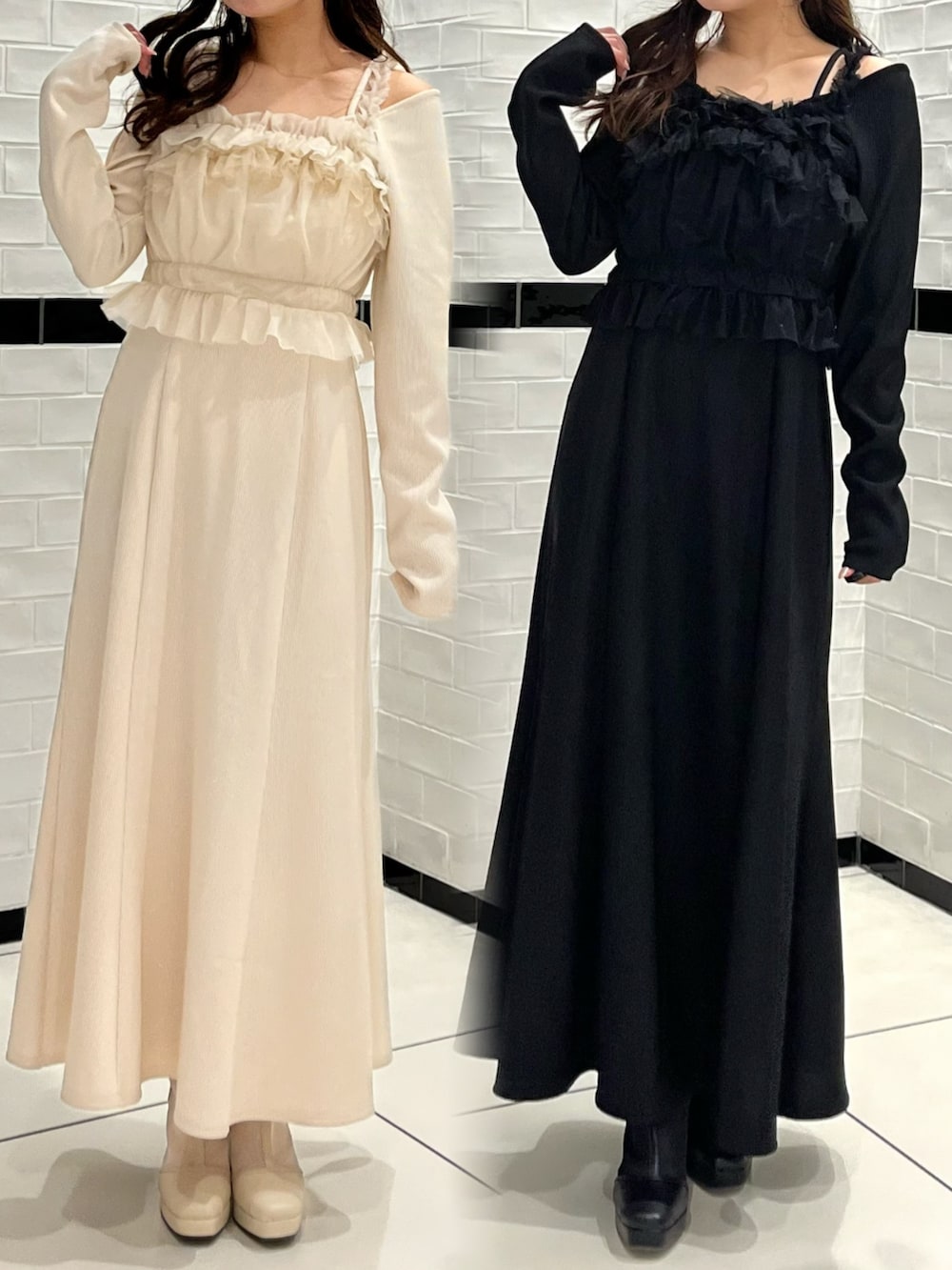 ホワイト系のワンピース、ホワイト系のブーツを着用したレディースの冬コーディネートの2枚目の写真