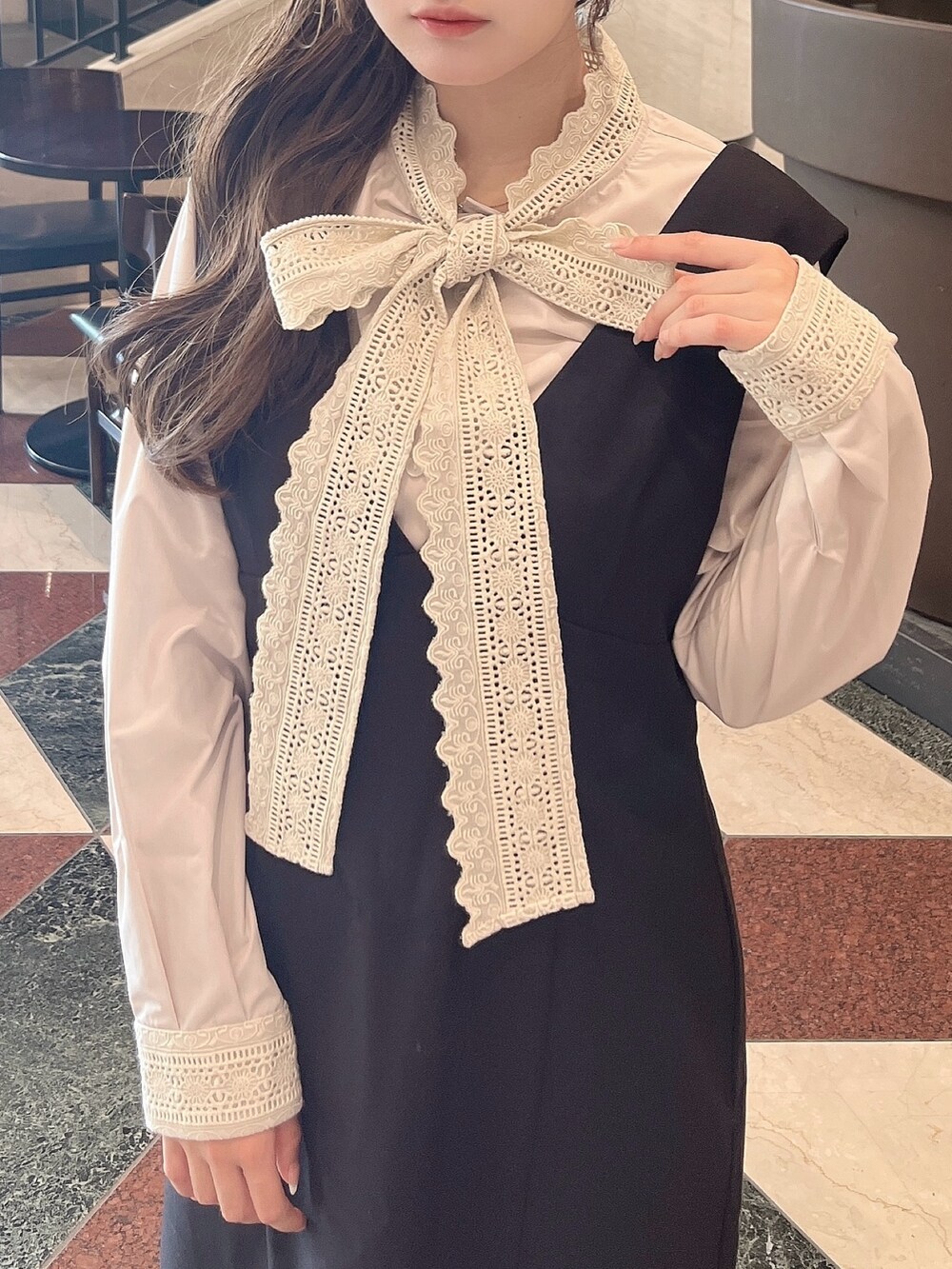 ベージュ系のシャツ/ブラウス、ブラック系のパンプス、ブラック系のワンピースを着用したレディースの秋コーディネートの7枚目の写真