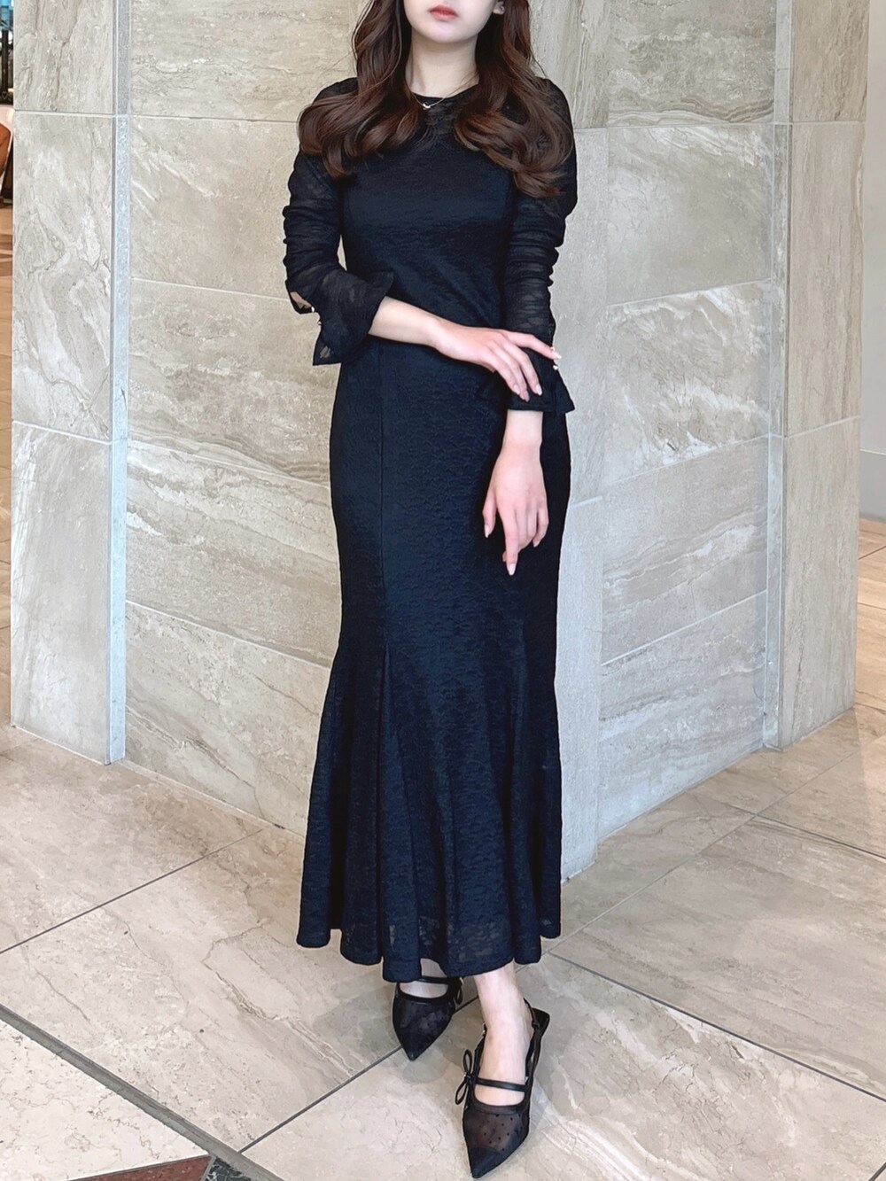 ブラック系のワンピース、ブラック系のパンプスを着用したレディースの春コーディネートの4枚目の写真