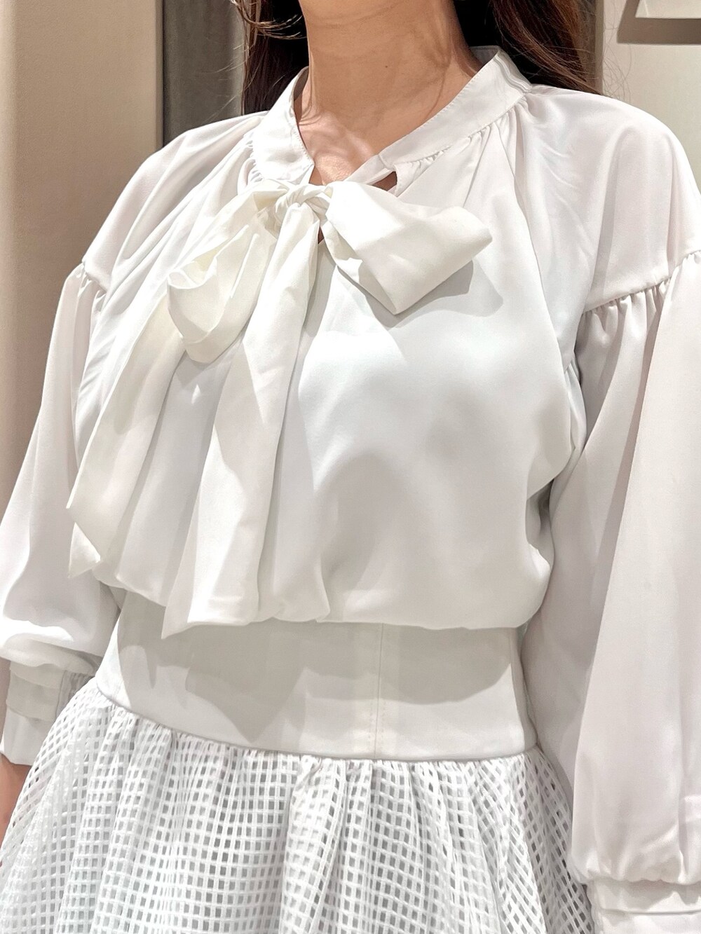 ホワイト系のワンピース、ホワイト系のパンプスを着用したレディースの春コーディネートの10枚目の写真