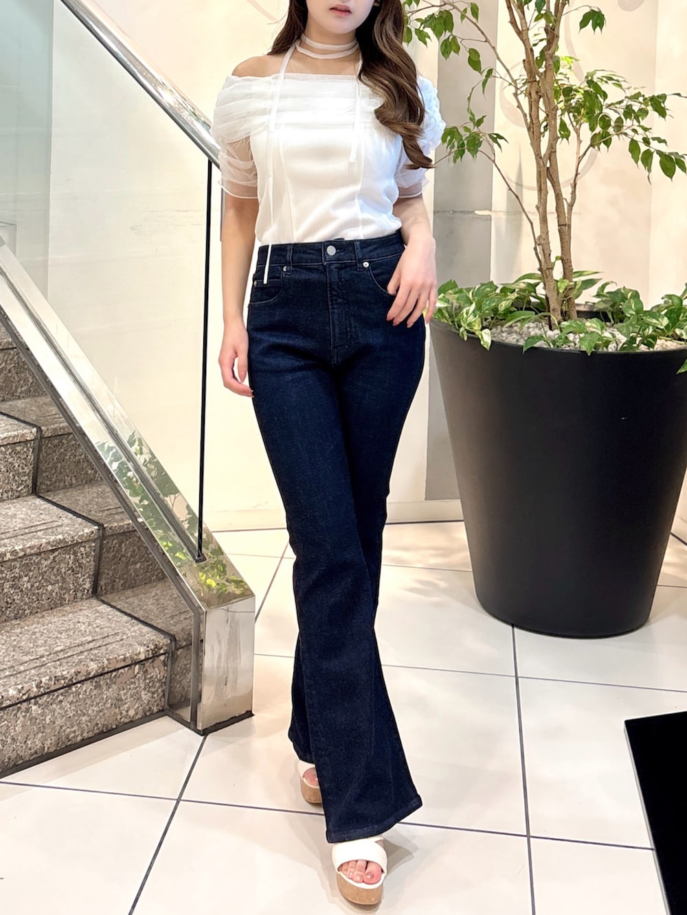 ホワイト系のTシャツ/カットソー、ブルー系のデニムパンツ、ホワイト系のサンダルを着用したレディースの夏コーディネートの2枚目の写真