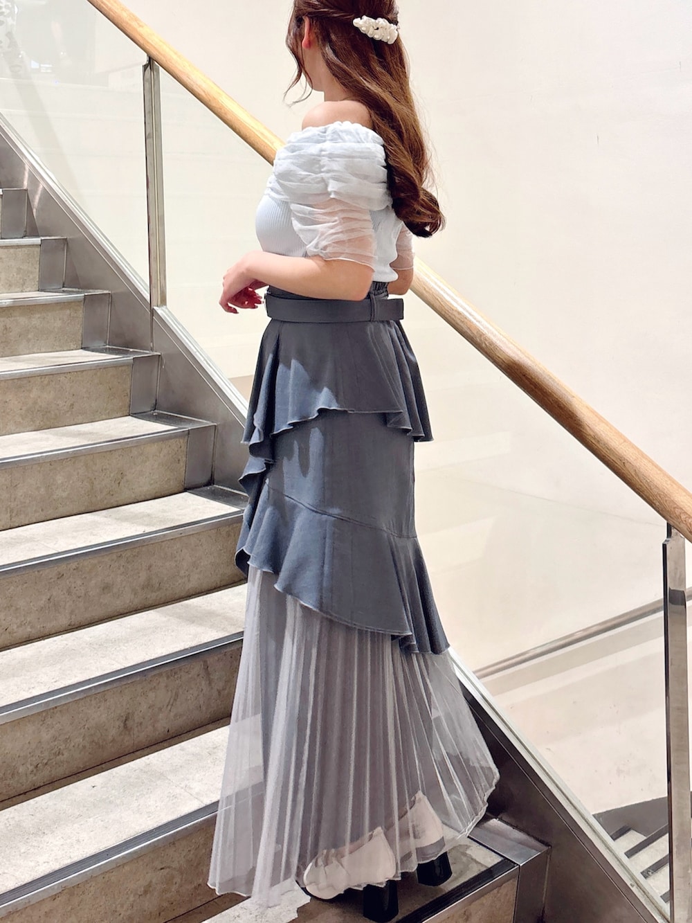 グレー系のスカート、ブルー系のTシャツ/カットソーを着用したレディースの夏コーディネートの8枚目の写真