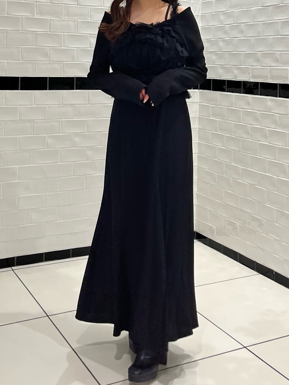 ブラック系のワンピース、ブラック系のブーツを着用したレディースの冬コーディネートの5枚目の写真