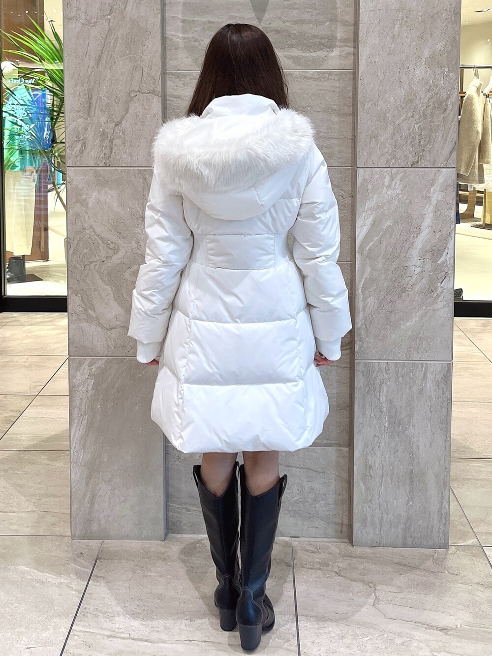 ホワイト系のダウンジャケット/コート、その他のブーツを着用したレディースの冬コーディネートの7枚目の写真