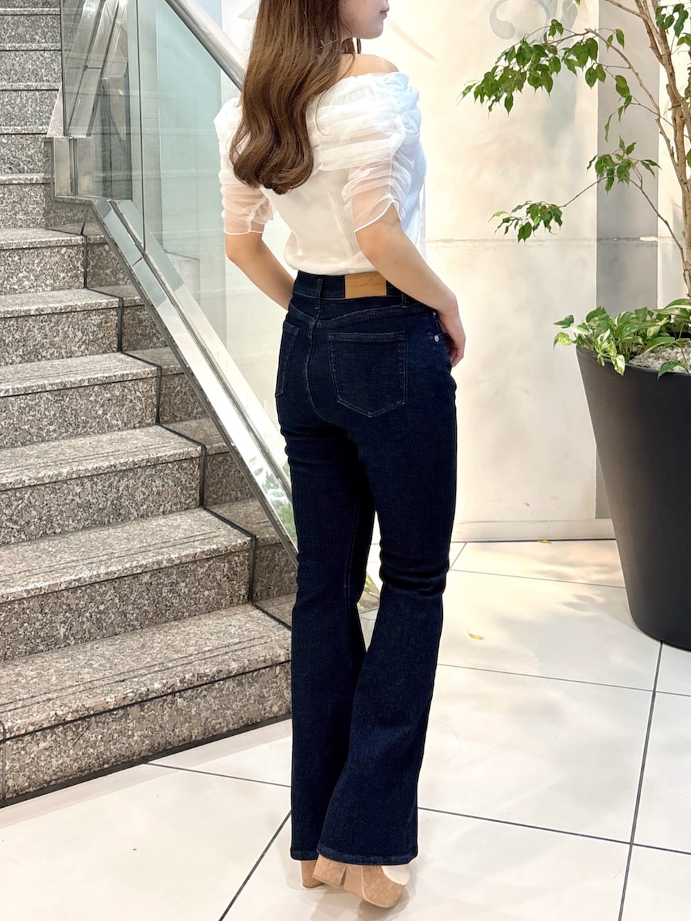 ホワイト系のTシャツ/カットソー、ブルー系のデニムパンツ、ホワイト系のサンダルを着用したレディースの夏コーディネートの6枚目の写真