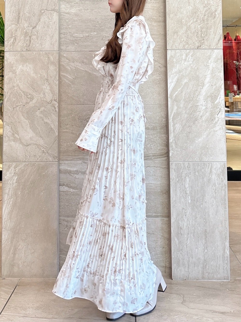 ホワイト系のワンピース、ベージュ系のブーツを着用したレディースの冬コーディネートの7枚目の写真