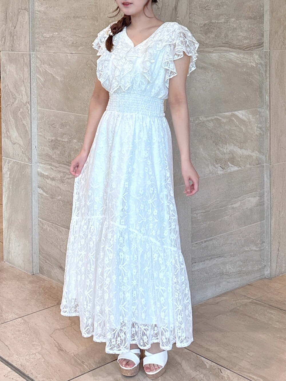 ホワイト系のワンピース、ホワイト系のサンダルを着用したレディースの夏コーディネートの5枚目の写真