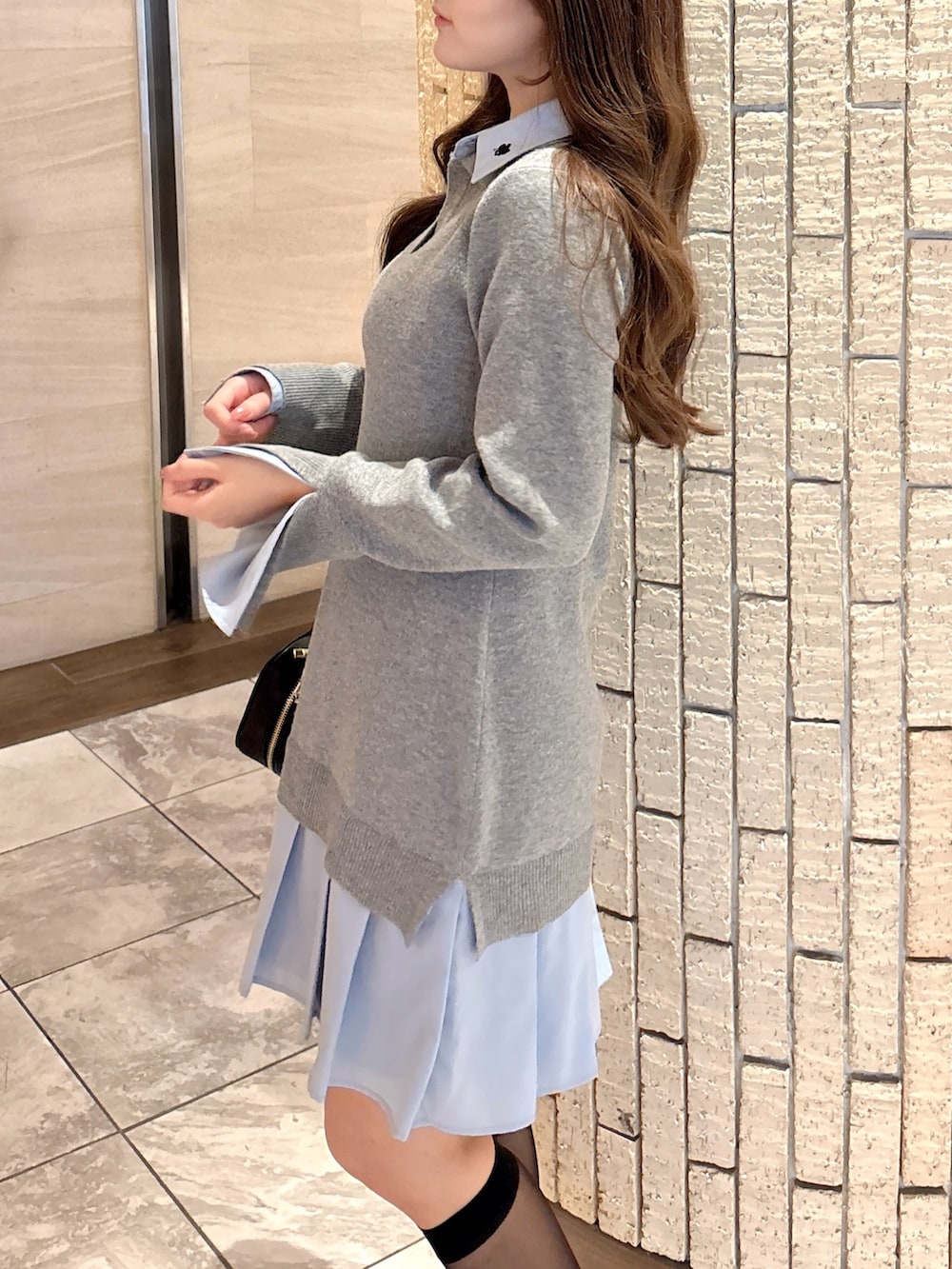 その他のローファー、グレー系のワンピース、ブラック系のハンドバッグを着用したレディースの秋コーディネートの8枚目の写真