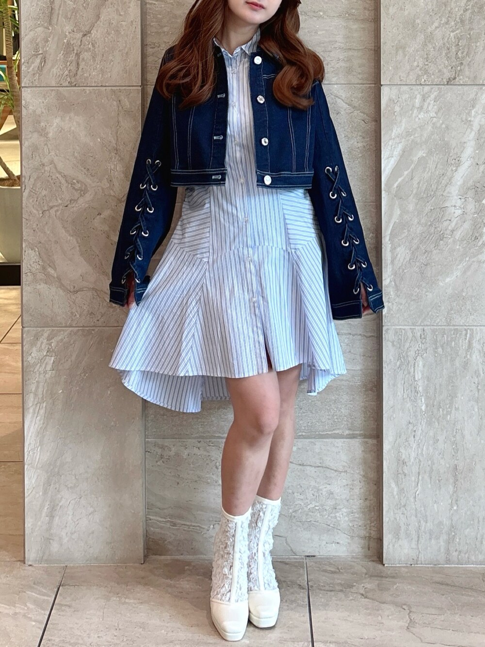 その他のワンピース、ブルー系のデニムジャケット、ホワイト系のブーツを着用したレディースの春コーディネートの7枚目の写真