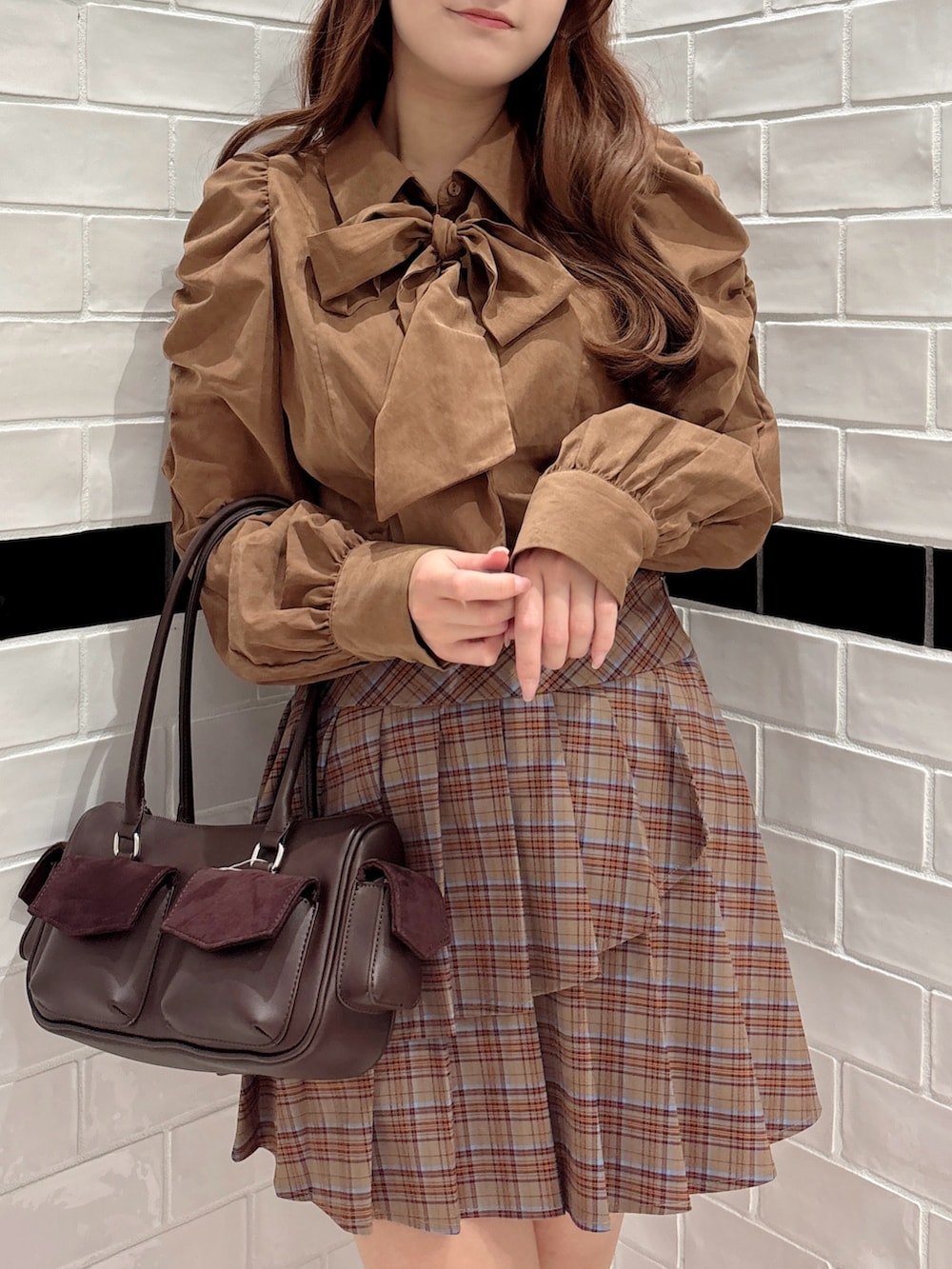 ブラウン系のシャツ/ブラウス、ブラウン系のボストンバッグ、ブラウン系のスカートを着用したレディースの秋コーディネートの10枚目の写真