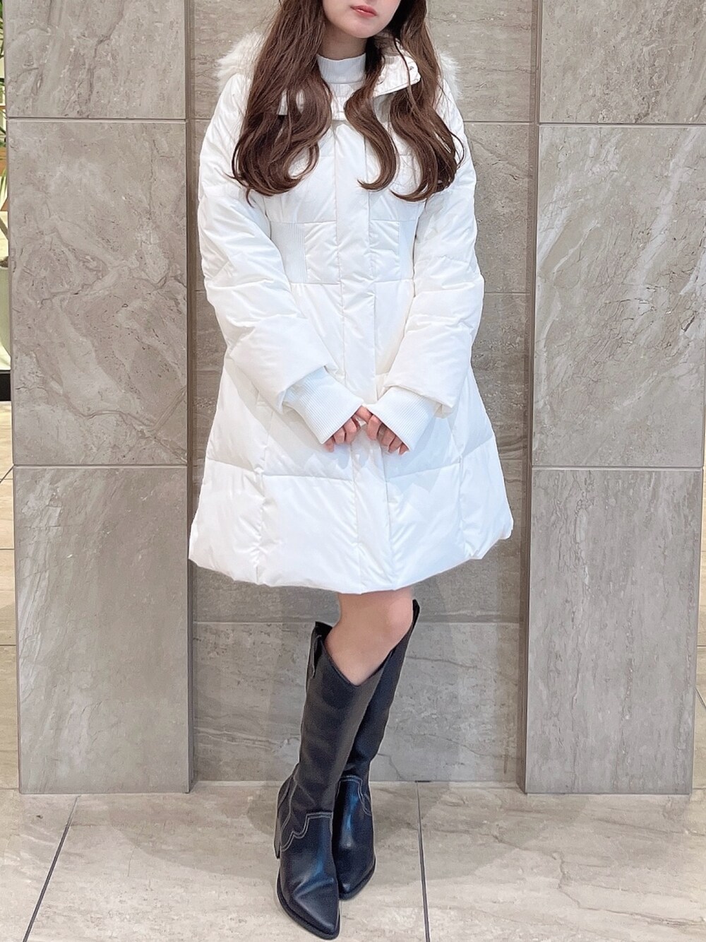 ホワイト系のダウンジャケット/コート、その他のブーツを着用したレディースの冬コーディネートの2枚目の写真