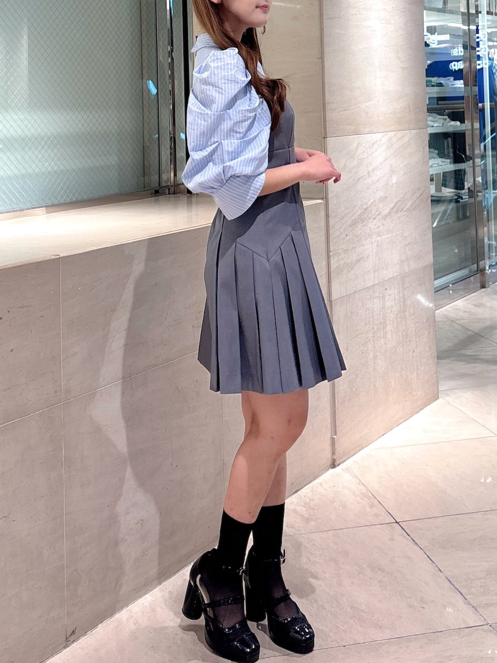 グレー系のワンピースを着用したレディースの秋コーディネートの7枚目の写真