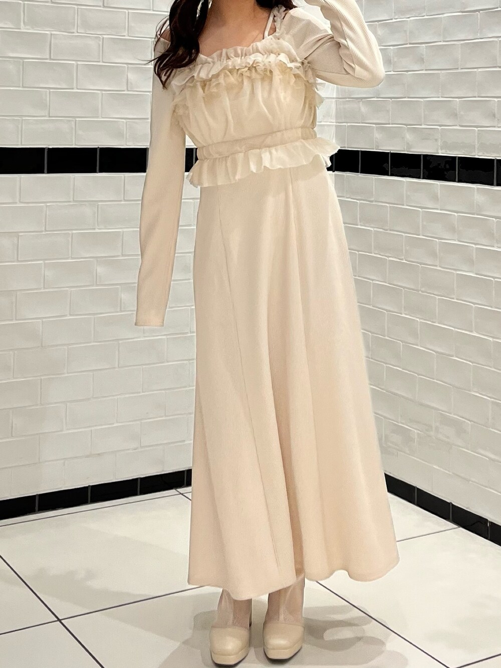 ホワイト系のワンピース、ホワイト系のブーツを着用したレディースの冬コーディネートの4枚目の写真