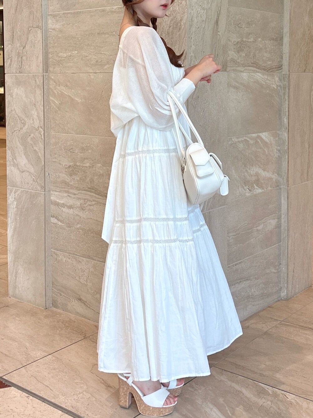 ホワイト系のワンピース、ホワイト系のカーディガン/ボレロ、ホワイト系のボストンバッグを着用したレディースの夏コーディネートの7枚目の写真