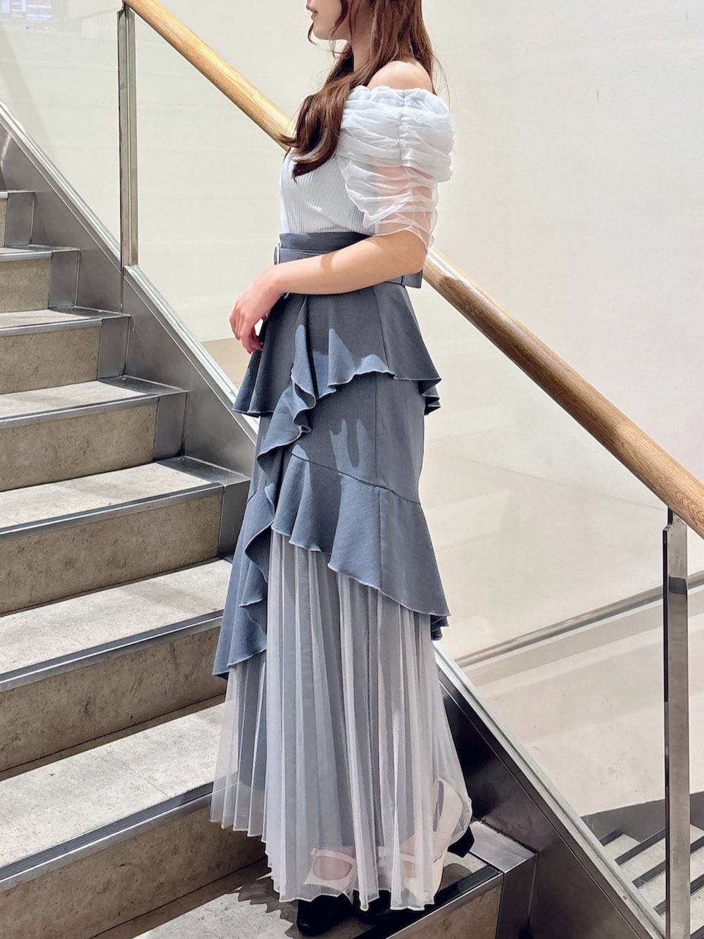 グレー系のスカート、ブルー系のTシャツ/カットソーを着用したレディースの夏コーディネートの6枚目の写真