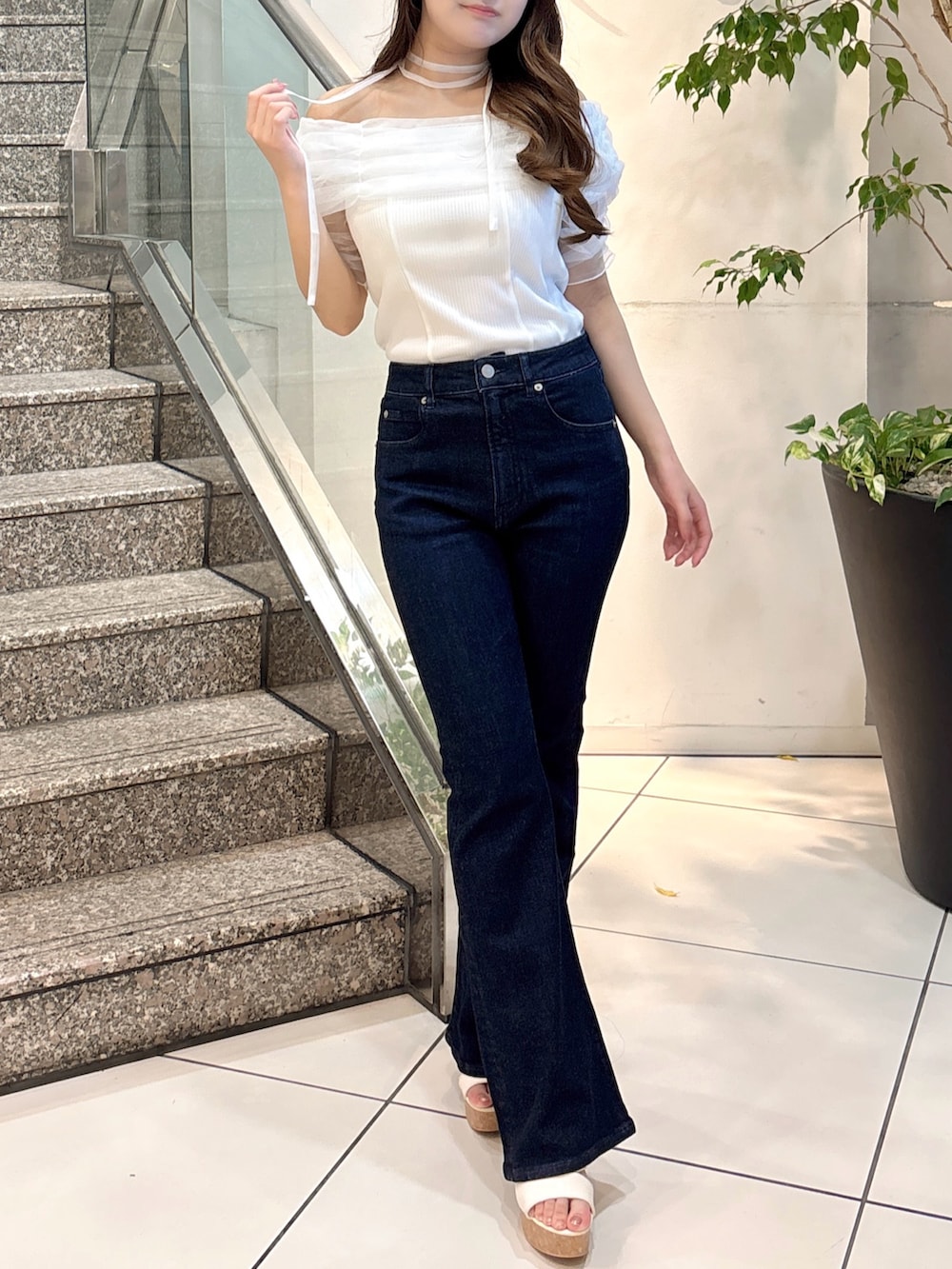 ホワイト系のTシャツ/カットソー、ブルー系のデニムパンツ、ホワイト系のサンダルを着用したレディースの夏コーディネートの3枚目の写真