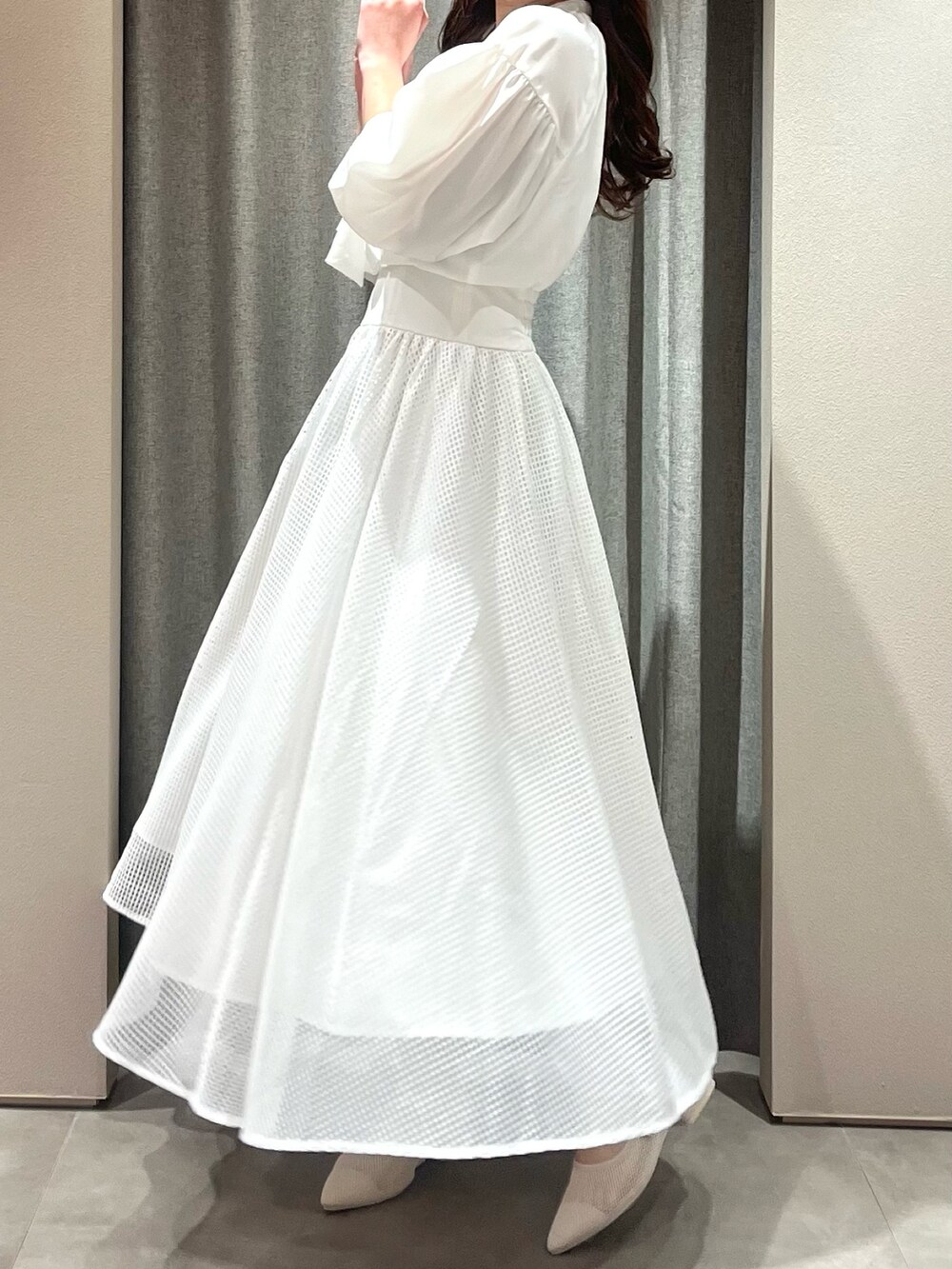 ホワイト系のワンピース、ホワイト系のパンプスを着用したレディースの春コーディネートの7枚目の写真