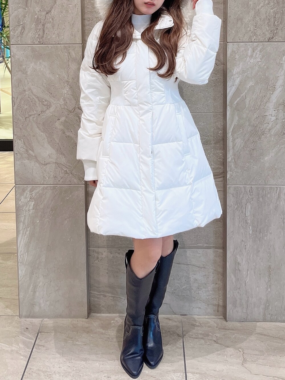 ホワイト系のダウンジャケット/コート、その他のブーツを着用したレディースの冬コーディネートの4枚目の写真