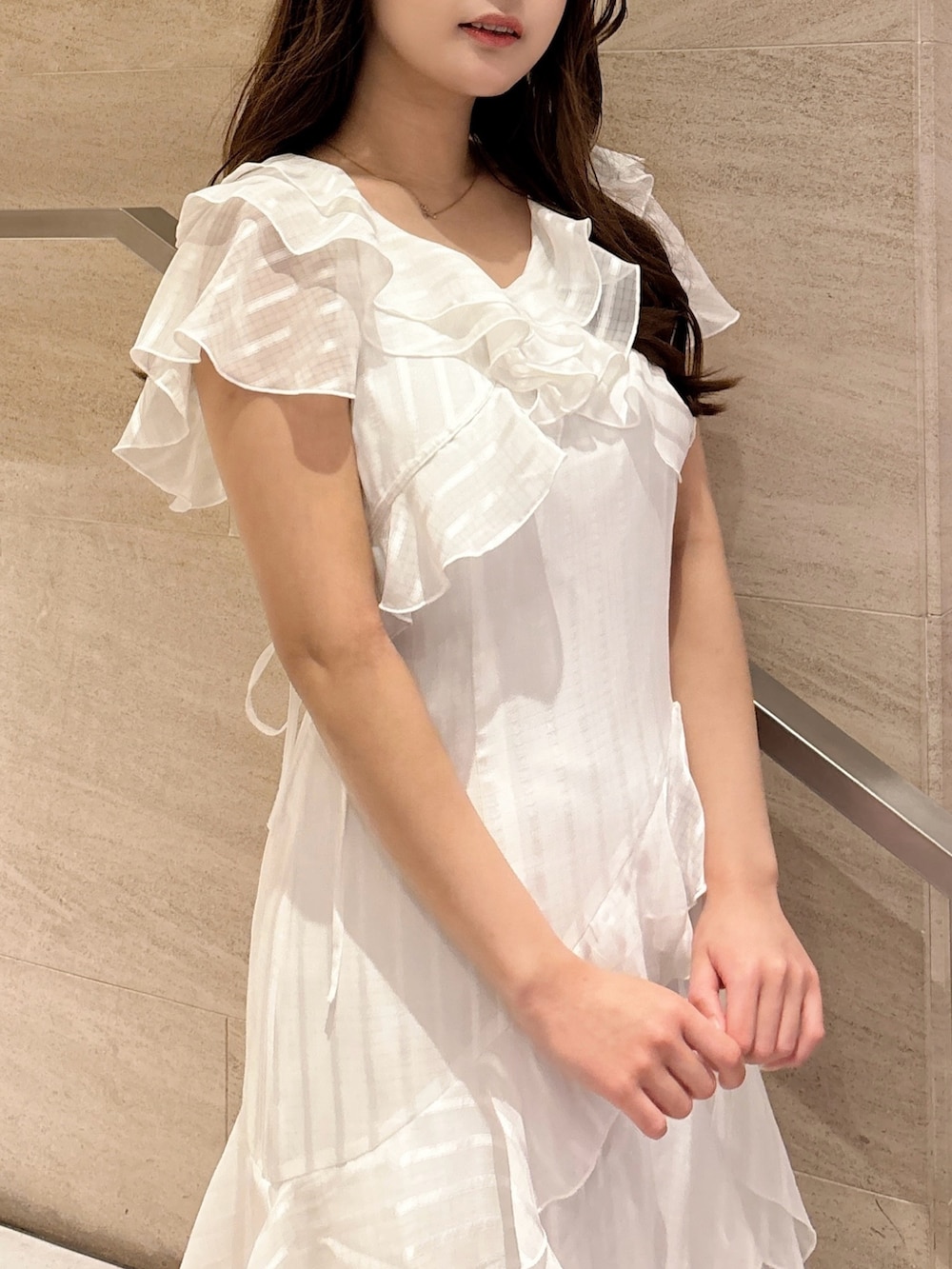 ホワイト系のワンピース、ホワイト系のパンプスを着用したレディースの春コーディネートの10枚目の写真