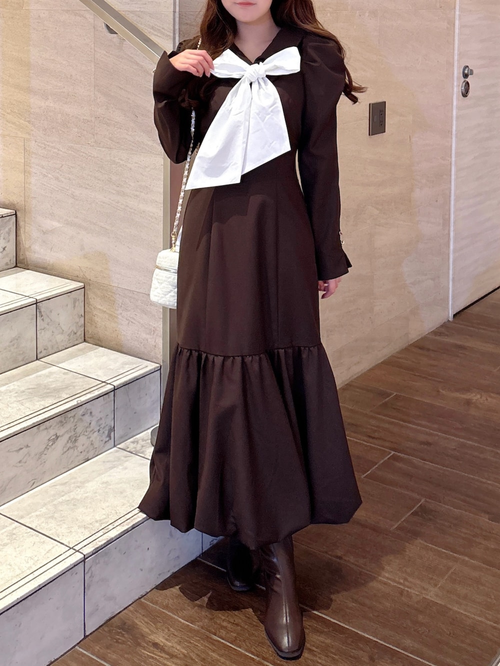 ブラウン系のワンピース、ブラウン系のブーツを着用したレディースの秋コーディネートの2枚目の写真