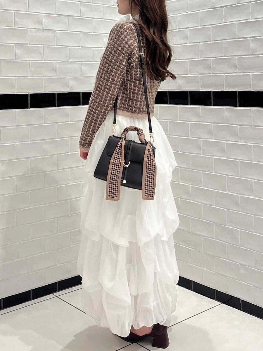 ブラウン系のカーディガン/ボレロ、ホワイト系のシャツ/ブラウス、ブラウン系のショルダーバッグを着用したレディースの秋コーディネートの8枚目の写真