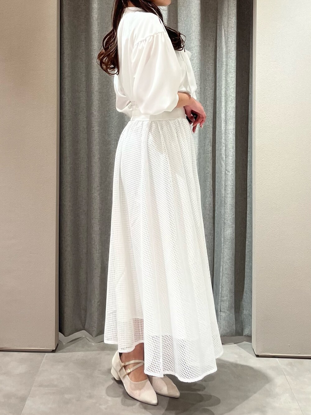 ホワイト系のワンピース、ホワイト系のパンプスを着用したレディースの春コーディネートの8枚目の写真