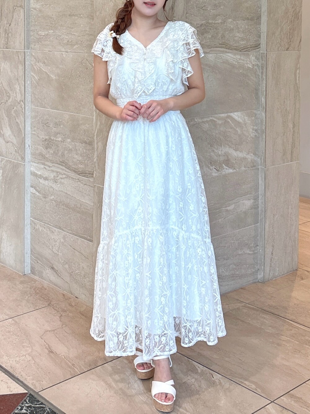 ホワイト系のワンピース、ホワイト系のサンダルを着用したレディースの夏コーディネートの2枚目の写真