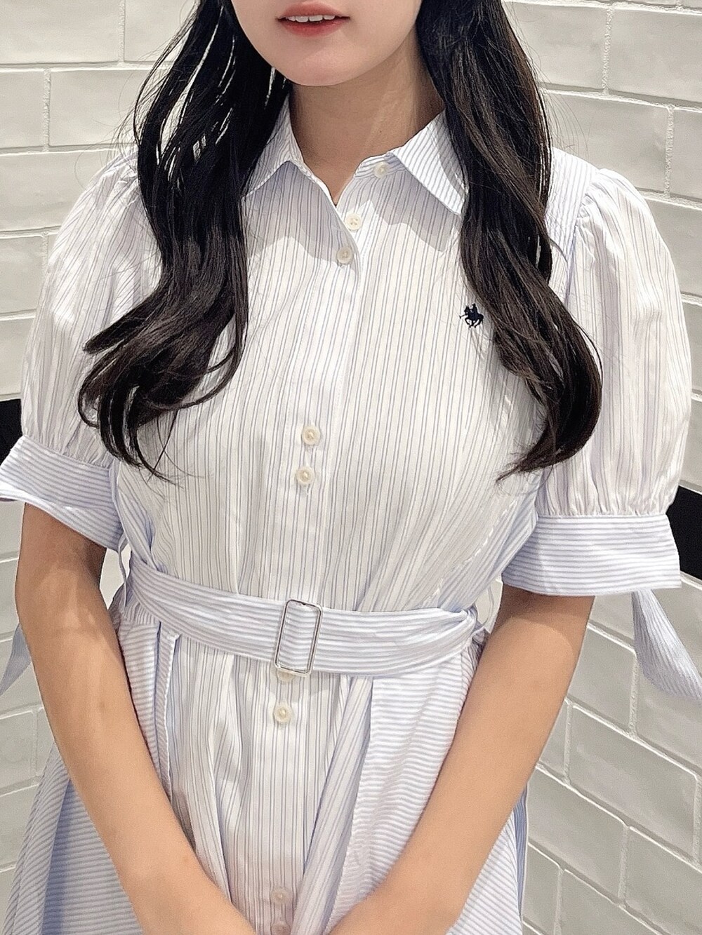 ブルー系のワンピース、ブラック系のパンプスを着用したレディースの秋コーディネートの7枚目の写真