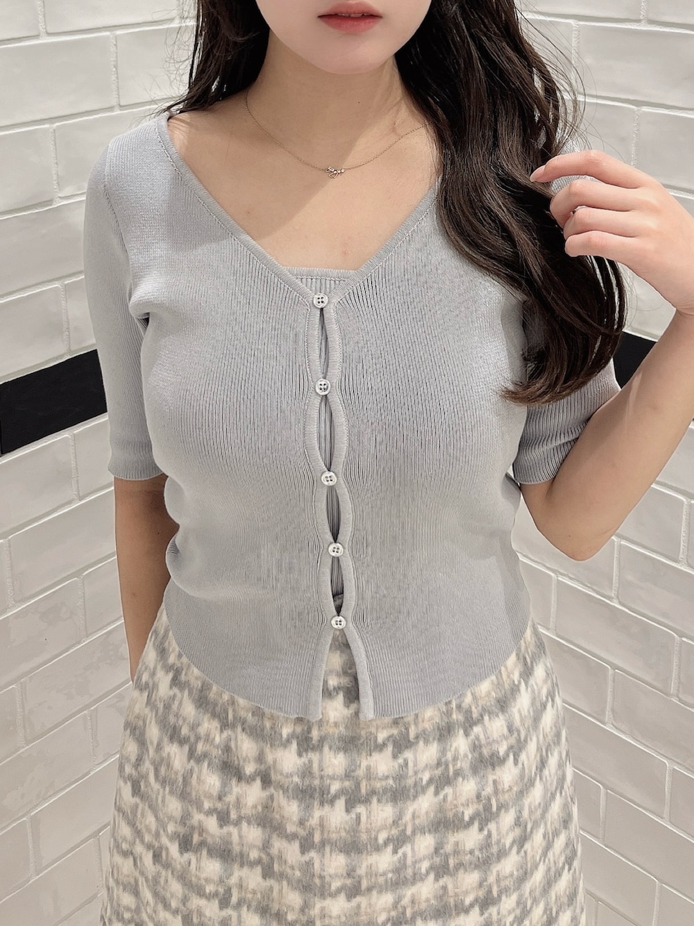 その他のスカート、ベージュ系のブーツ、グレー系のニット/セーターを着用したレディースの秋コーディネートの7枚目の写真