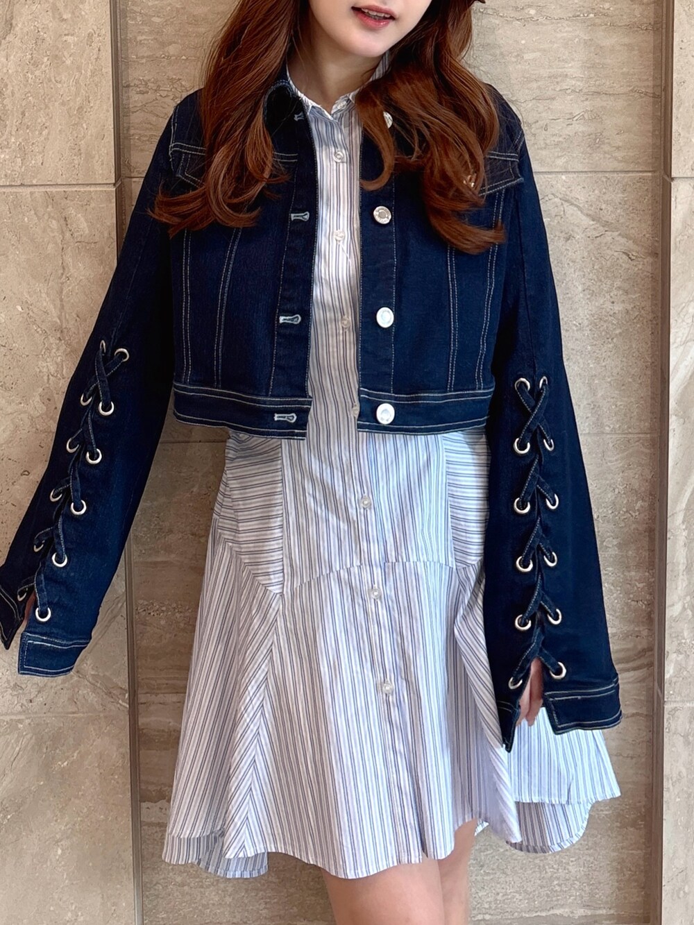 その他のワンピース、ブルー系のデニムジャケット、ホワイト系のブーツを着用したレディースの春コーディネートの9枚目の写真