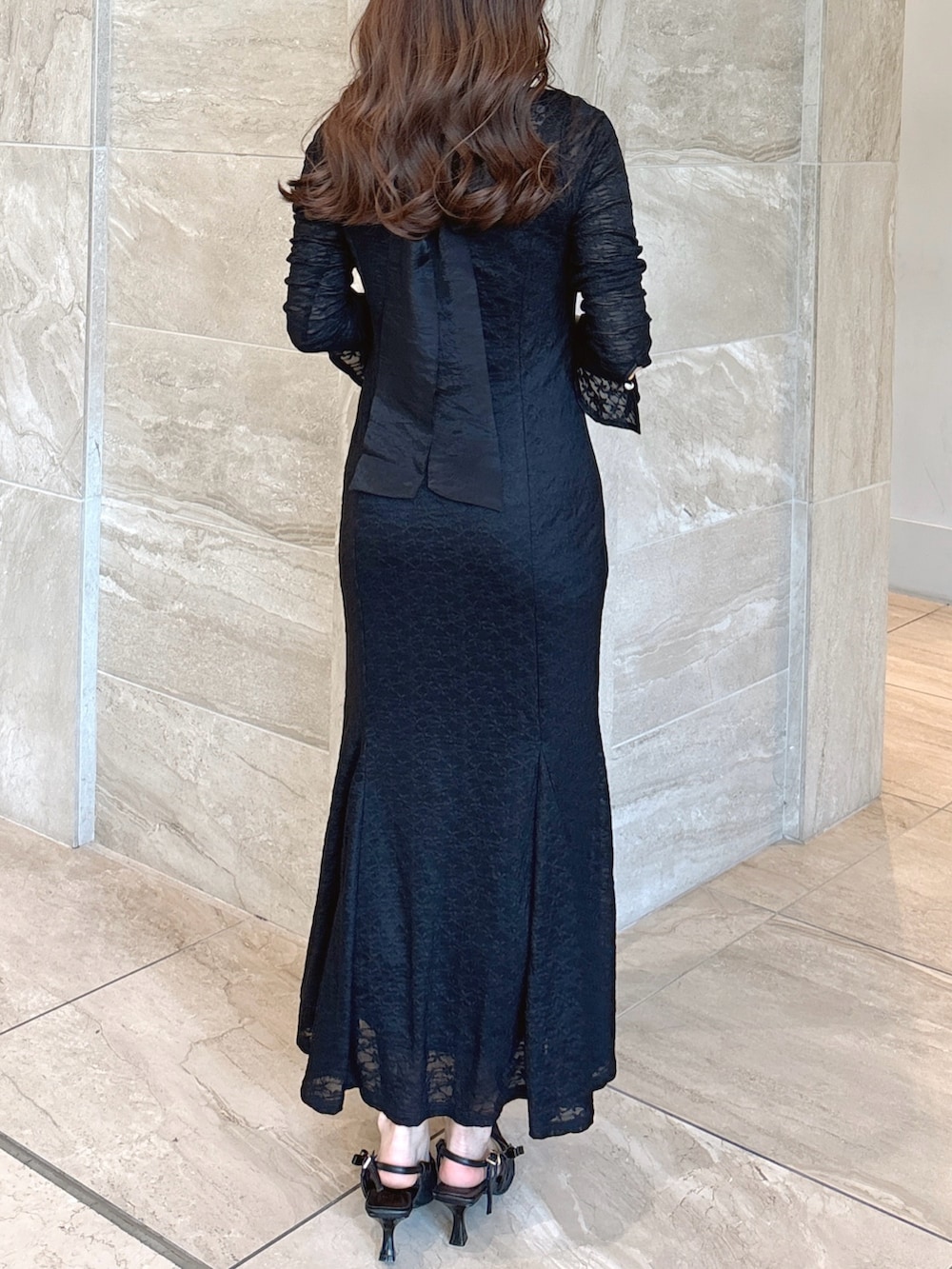 ブラック系のワンピース、ブラック系のパンプスを着用したレディースの春コーディネートの7枚目の写真