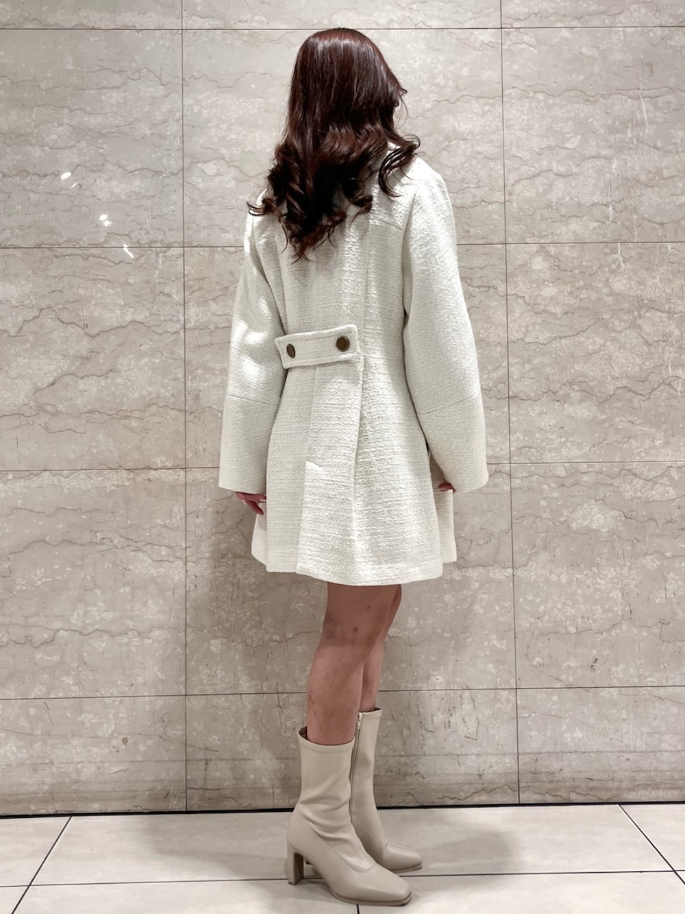 ホワイト系のカーディガン/ボレロ、ホワイト系のその他アウター、ホワイト系のブーツを着用したレディースの冬コーディネートの4枚目の写真