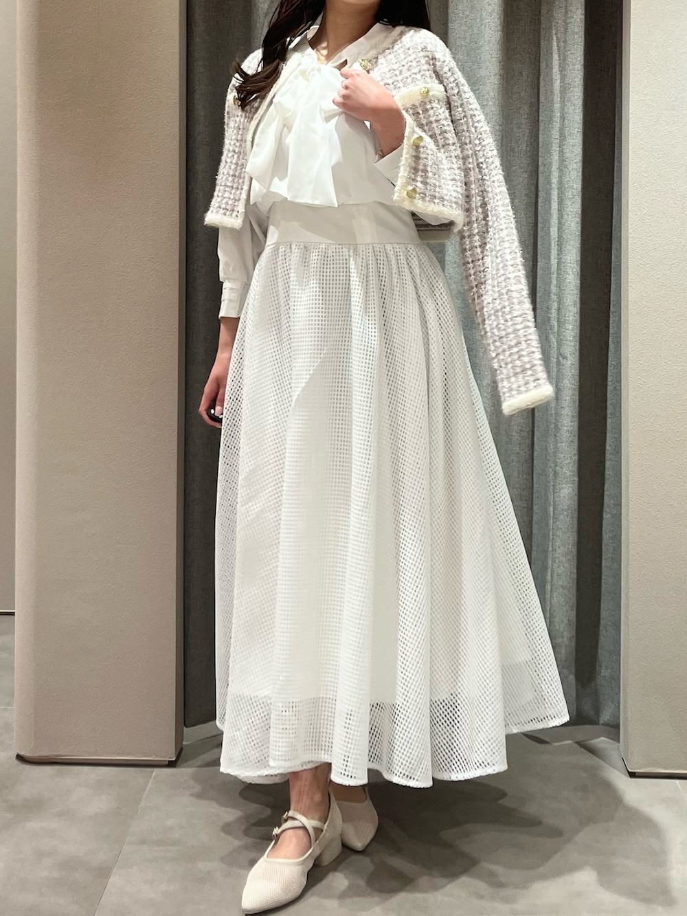 パープル系のノーカラージャケット、ホワイト系のワンピース、ホワイト系のパンプスを着用したレディースの春コーディネートの5枚目の写真