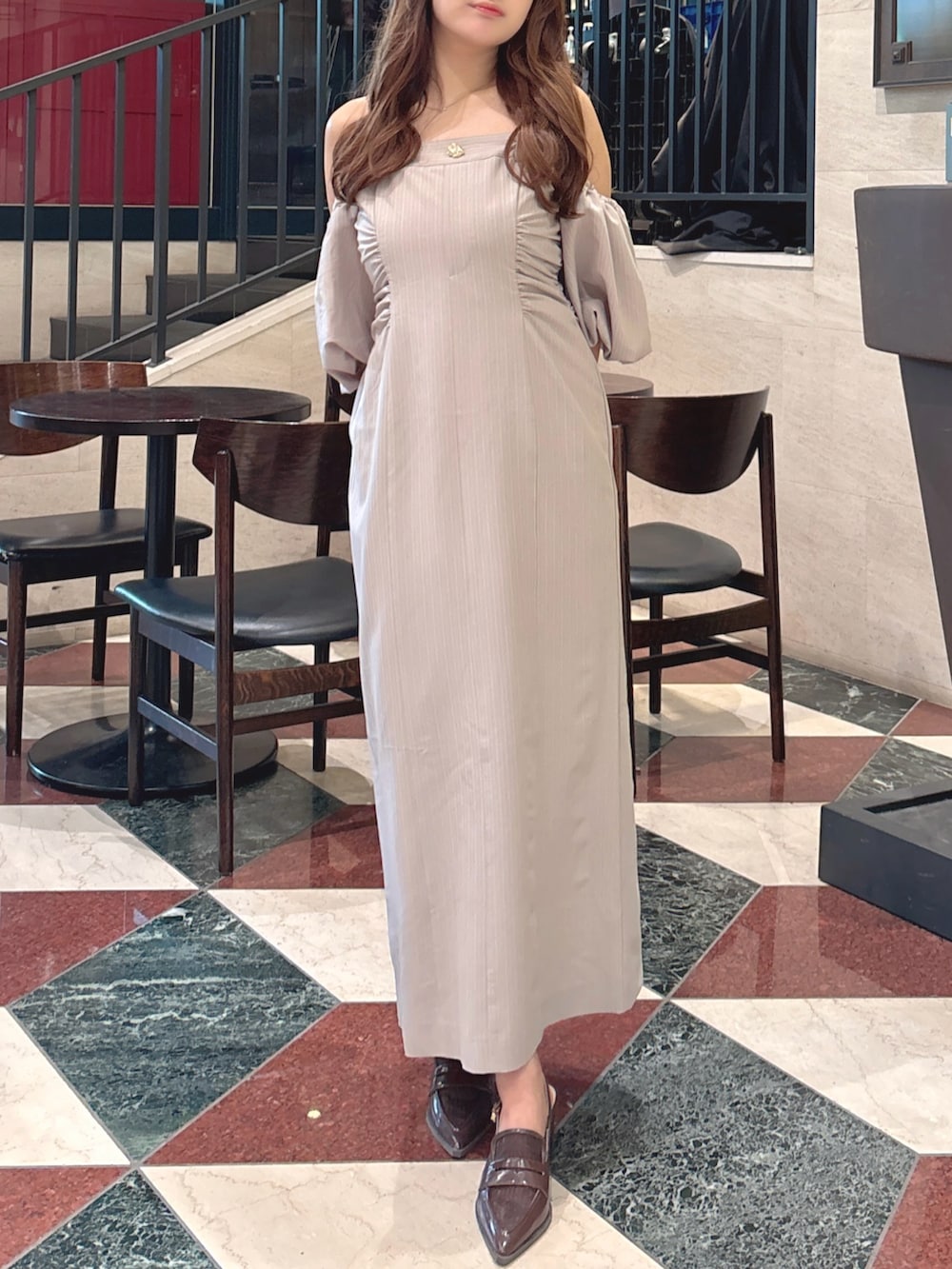 グレー系のワンピース、ブラウン系のローファーを着用したレディースの春コーディネートの5枚目の写真