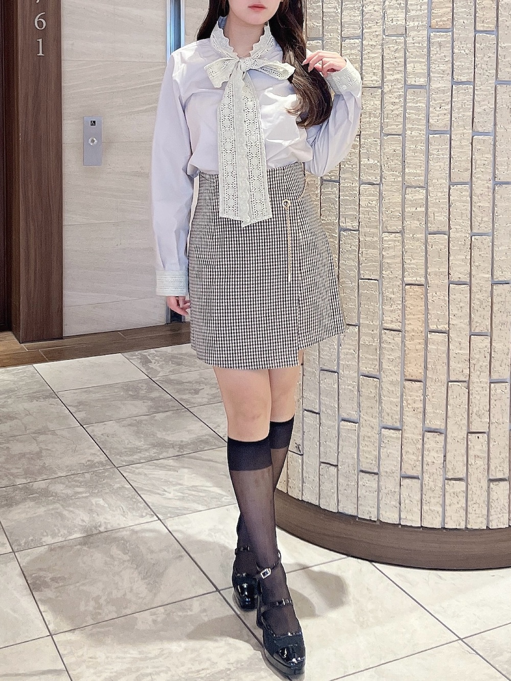 その他のスカート、ベージュ系のシャツ/ブラウス、ブラック系のパンプスを着用したレディースの秋コーディネートの3枚目の写真