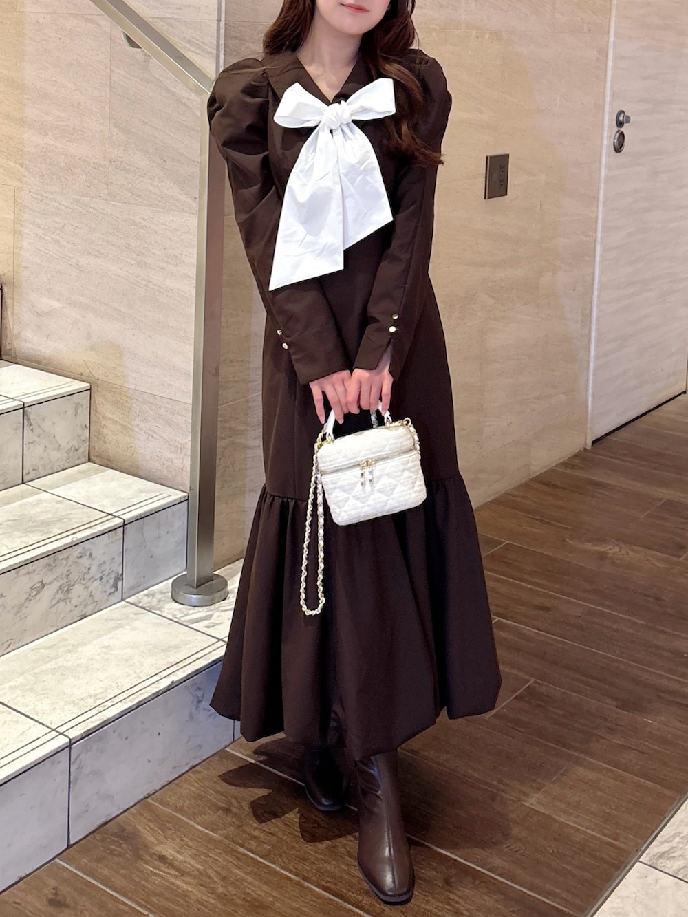 ブラウン系のワンピース、ブラウン系のブーツを着用したレディースの秋コーディネートの3枚目の写真