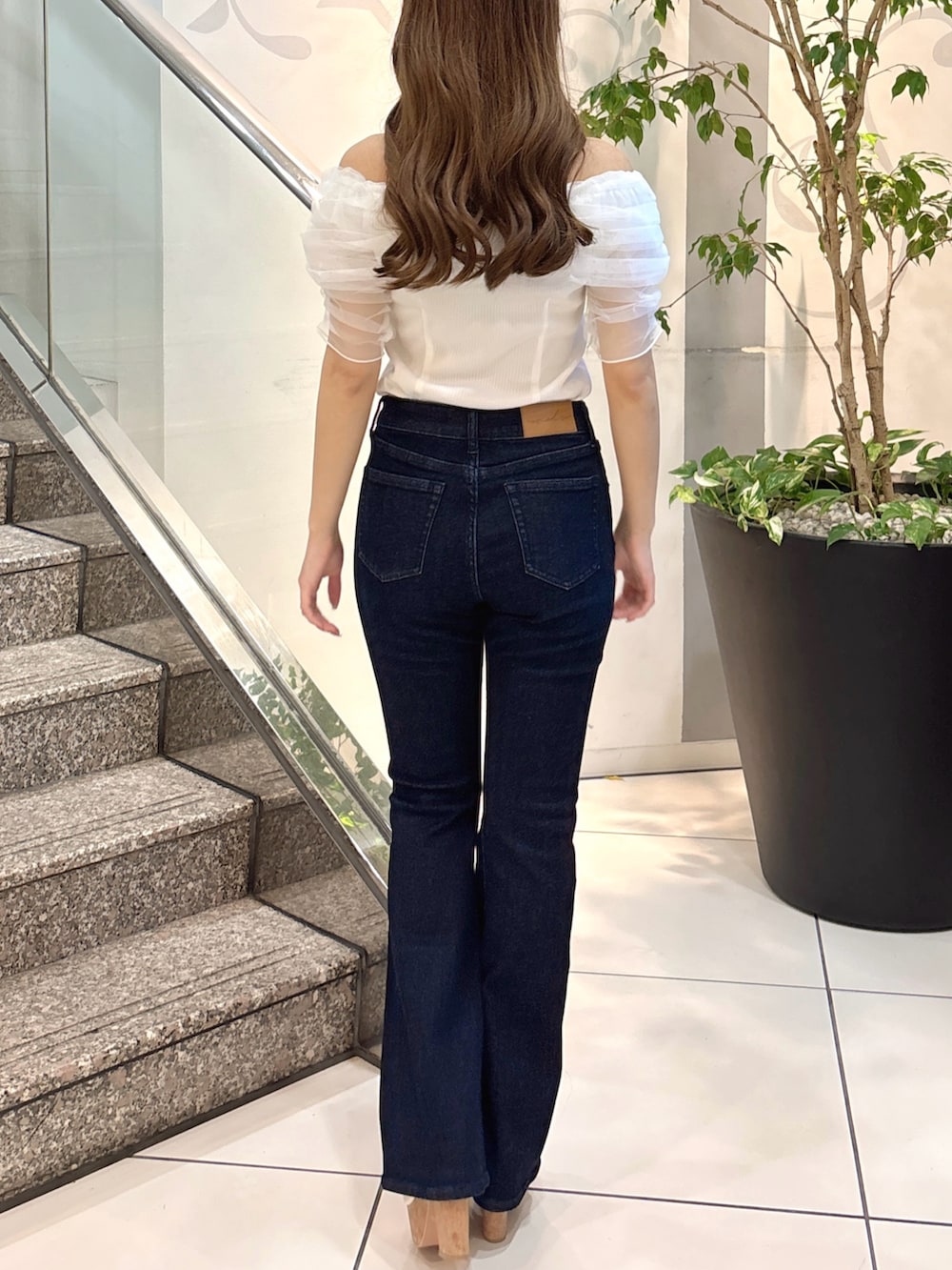 ホワイト系のTシャツ/カットソー、ブルー系のデニムパンツ、ホワイト系のサンダルを着用したレディースの夏コーディネートの7枚目の写真