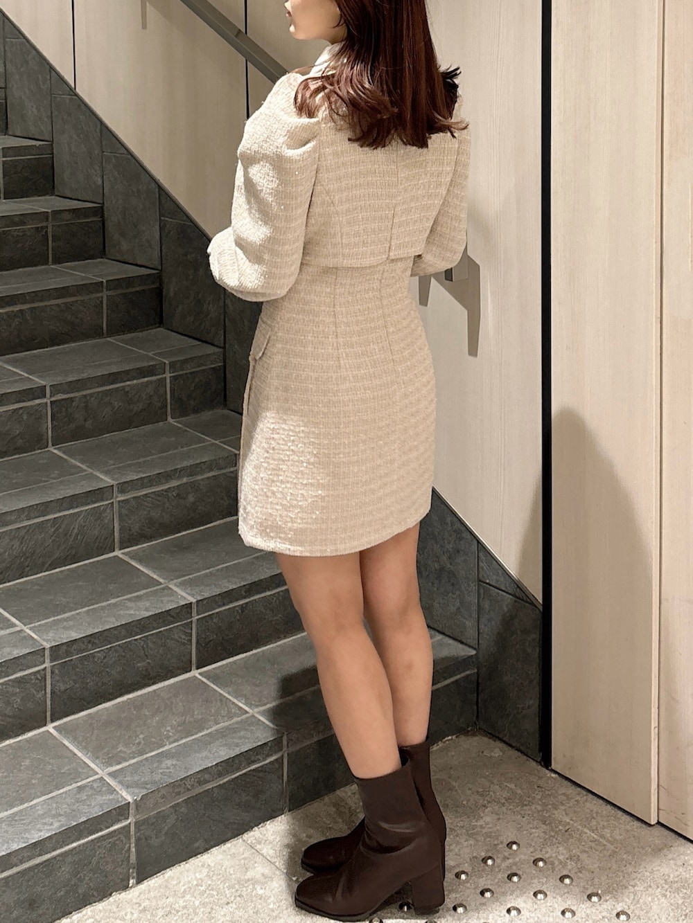 ベージュ系のワンピース、ブラウン系のブーツを着用したレディースの冬コーディネートの5枚目の写真