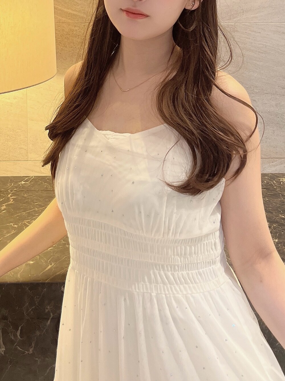 ホワイト系のワンピース、ベージュ系のパンプスを着用したレディースの秋コーディネートの7枚目の写真