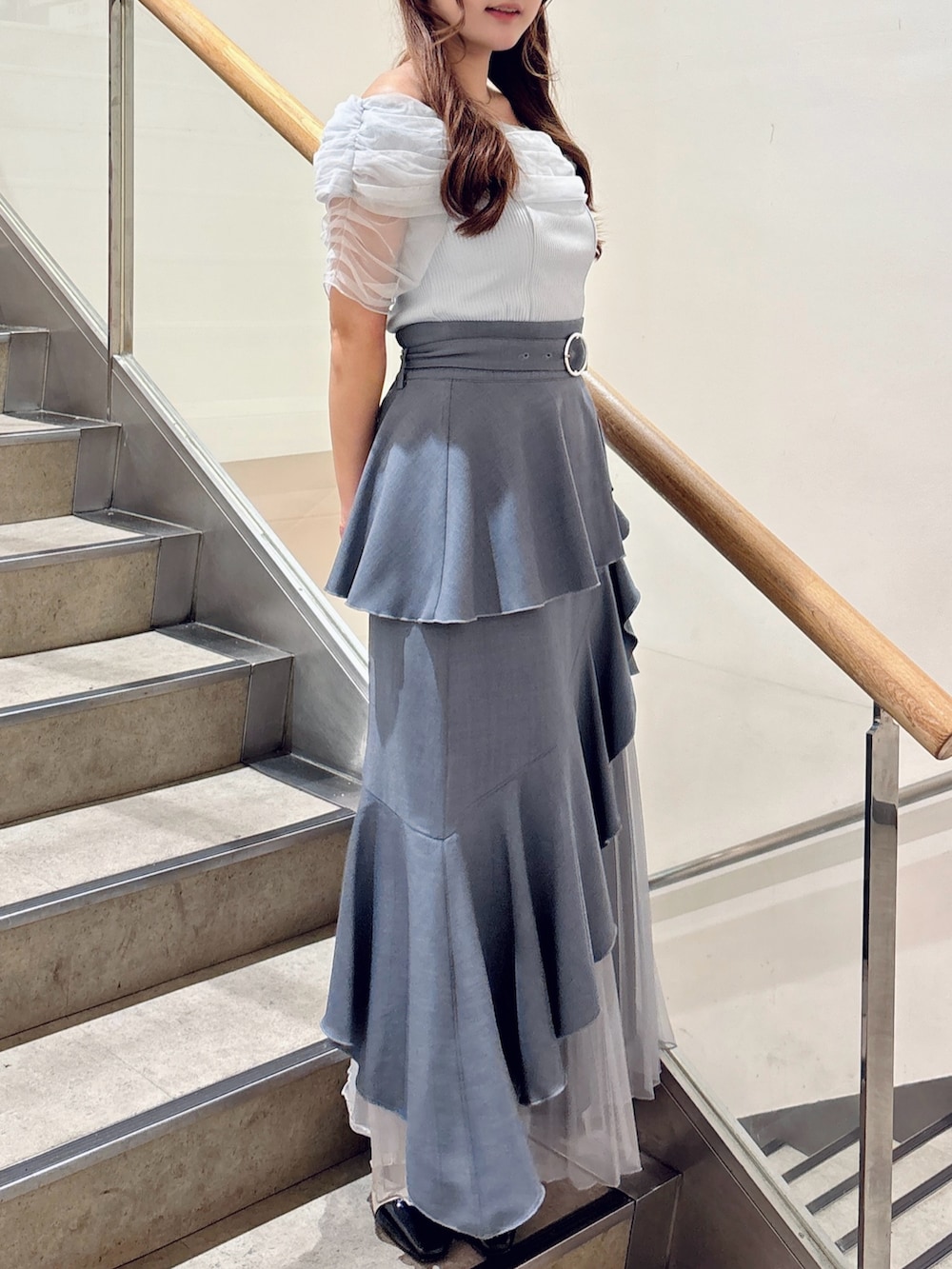 グレー系のスカート、ブルー系のTシャツ/カットソーを着用したレディースの夏コーディネートの5枚目の写真