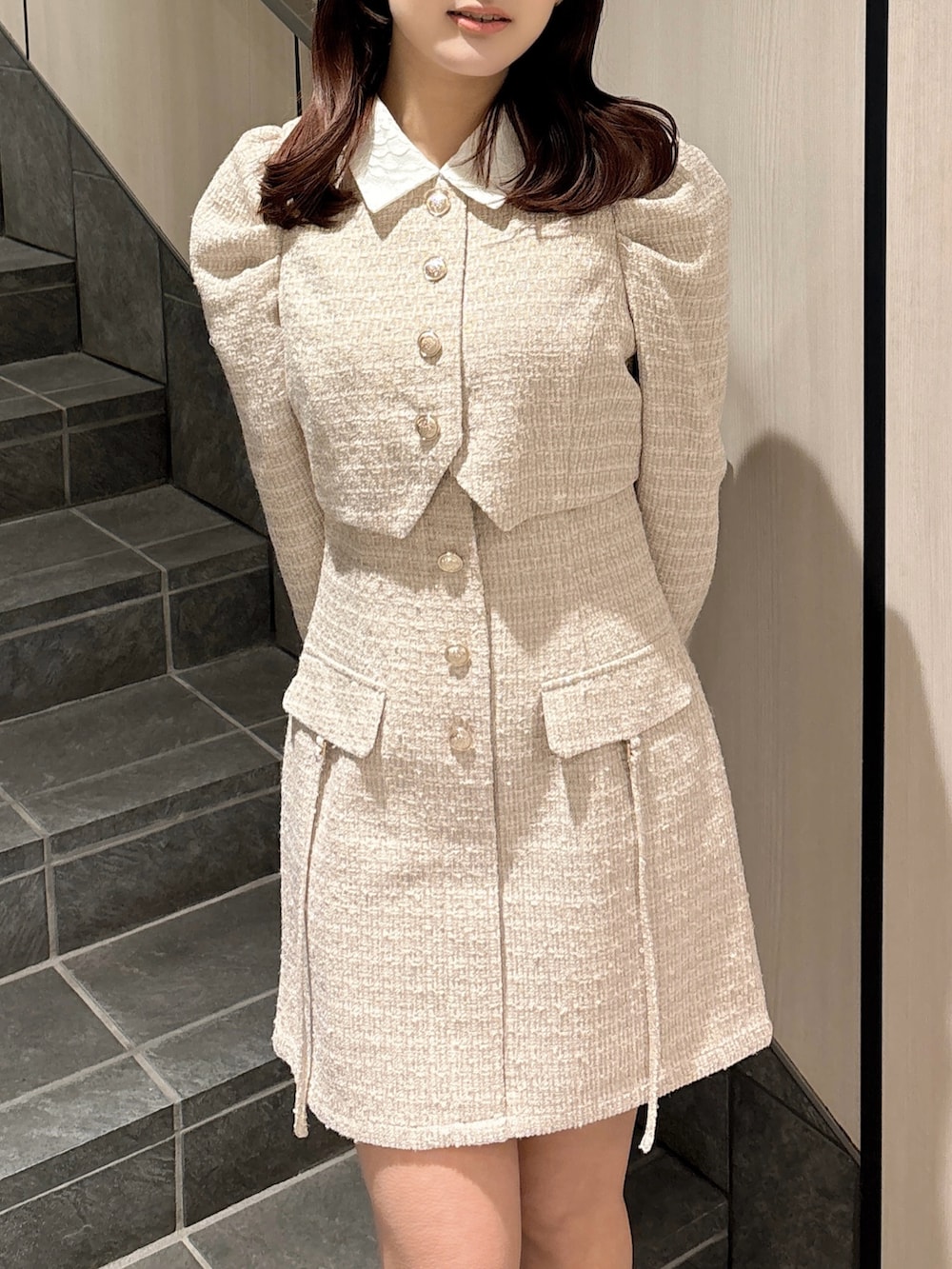 ベージュ系のワンピース、ブラウン系のブーツを着用したレディースの冬コーディネートの7枚目の写真