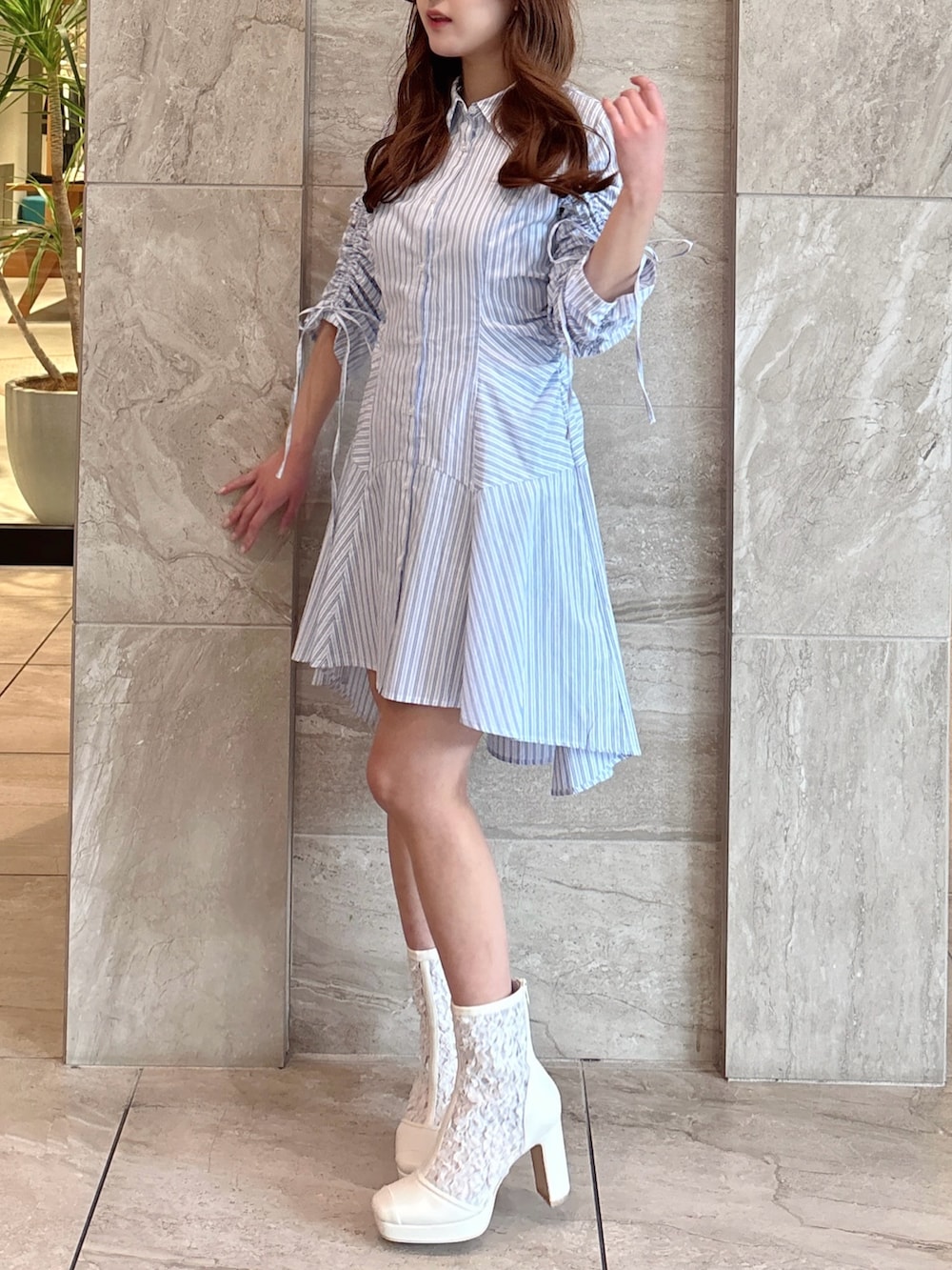 その他のワンピース、ブルー系のデニムジャケット、ホワイト系のブーツを着用したレディースの春コーディネートの4枚目の写真