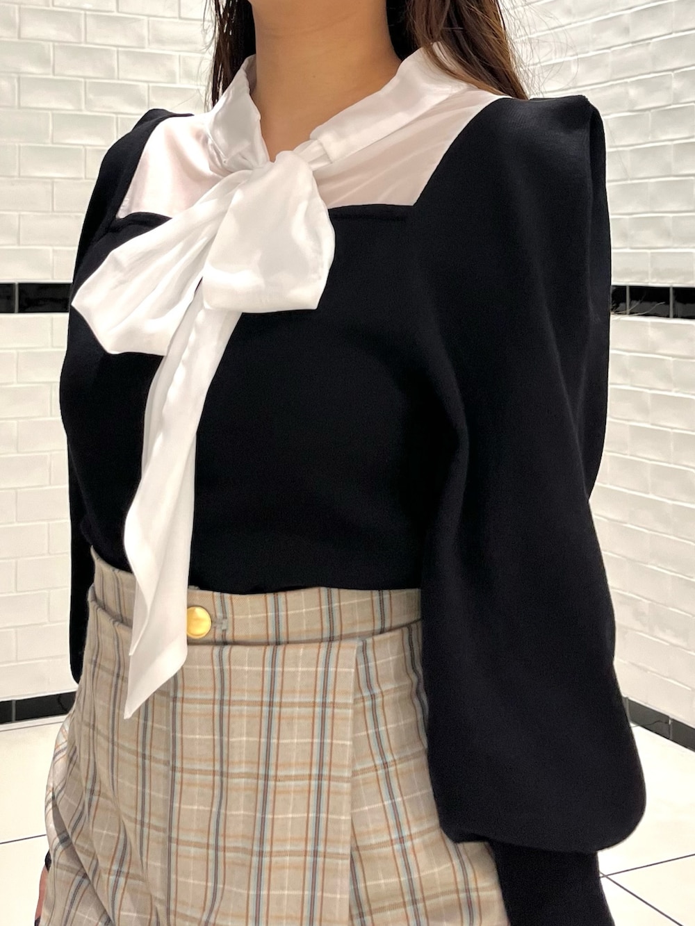 ブラック系のニット/セーター、その他のスカート、ブラック系のブーツを着用したレディースの冬コーディネートの9枚目の写真