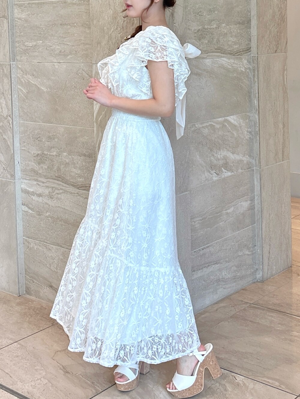 ホワイト系のワンピース、ホワイト系のサンダルを着用したレディースの夏コーディネートの7枚目の写真