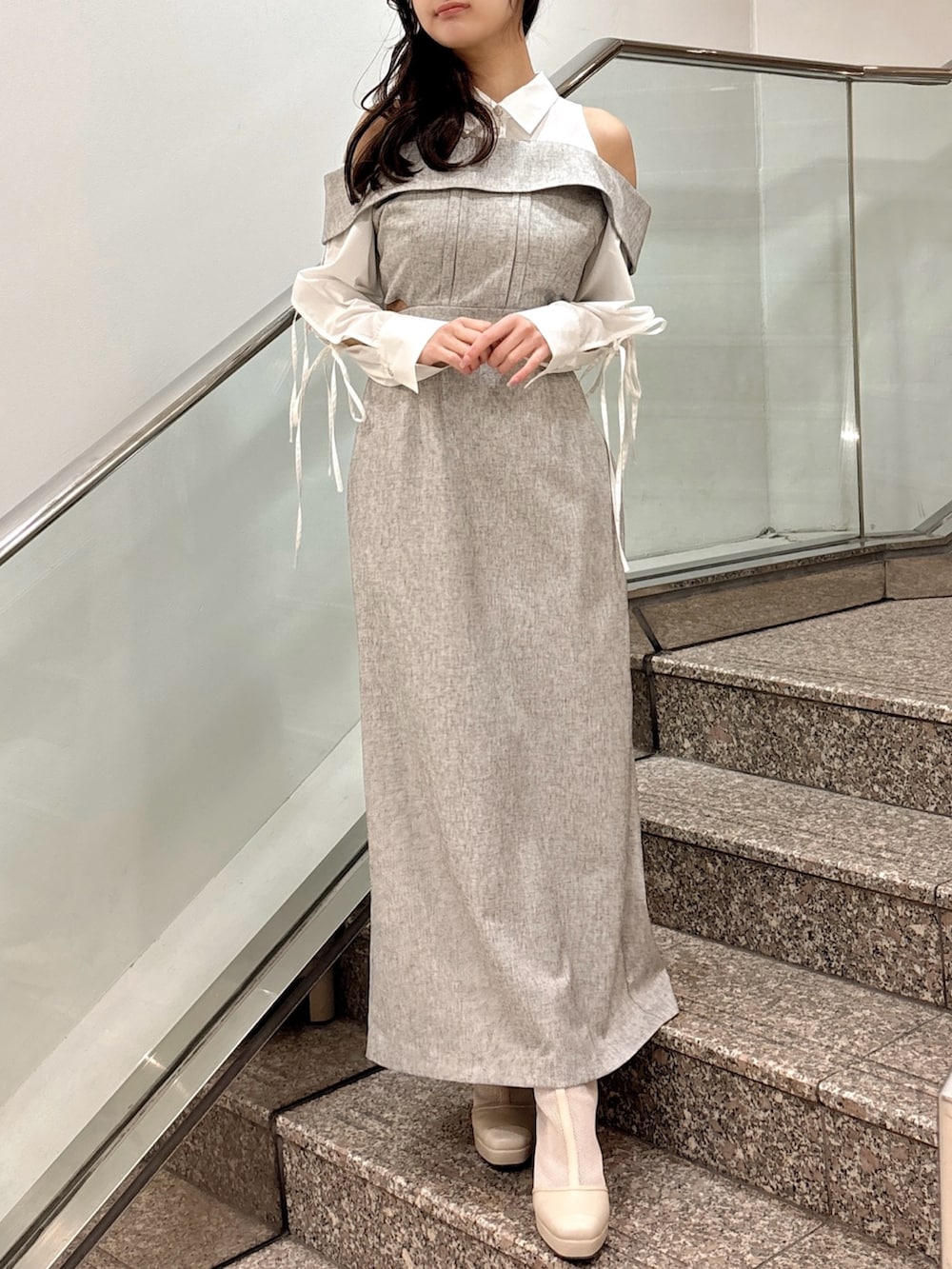 グレー系のワンピース、ベージュ系のブーツを着用したレディースの春コーディネートの4枚目の写真