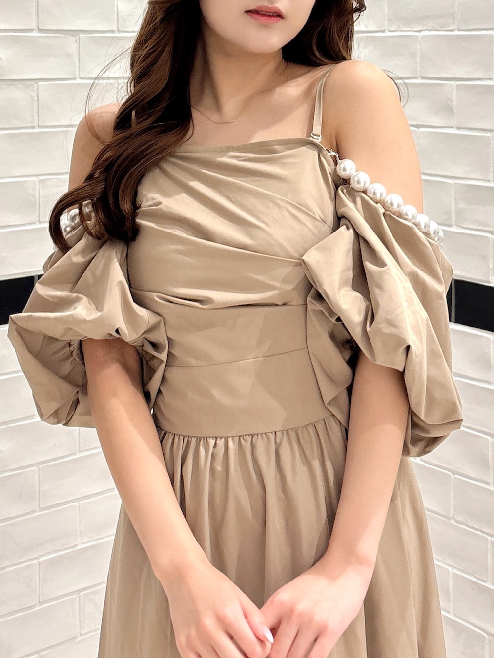 ベージュ系のワンピース、ホワイト系のサンダルを着用したレディースの夏コーディネートの9枚目の写真