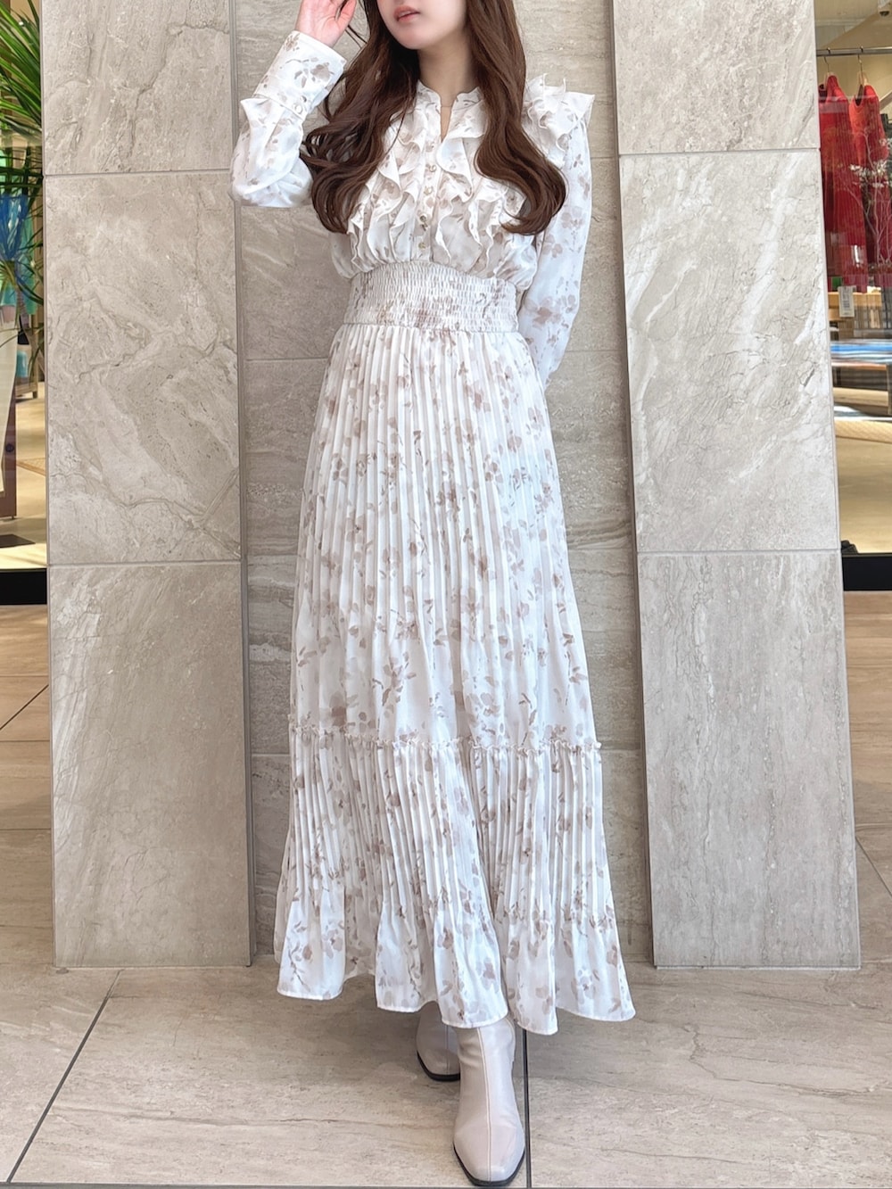 ホワイト系のワンピース、ベージュ系のブーツを着用したレディースの冬コーディネートの2枚目の写真