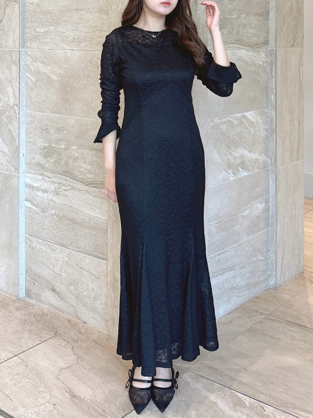 ブラック系のワンピース、ブラック系のパンプスを着用したレディースの春コーディネートの5枚目の写真