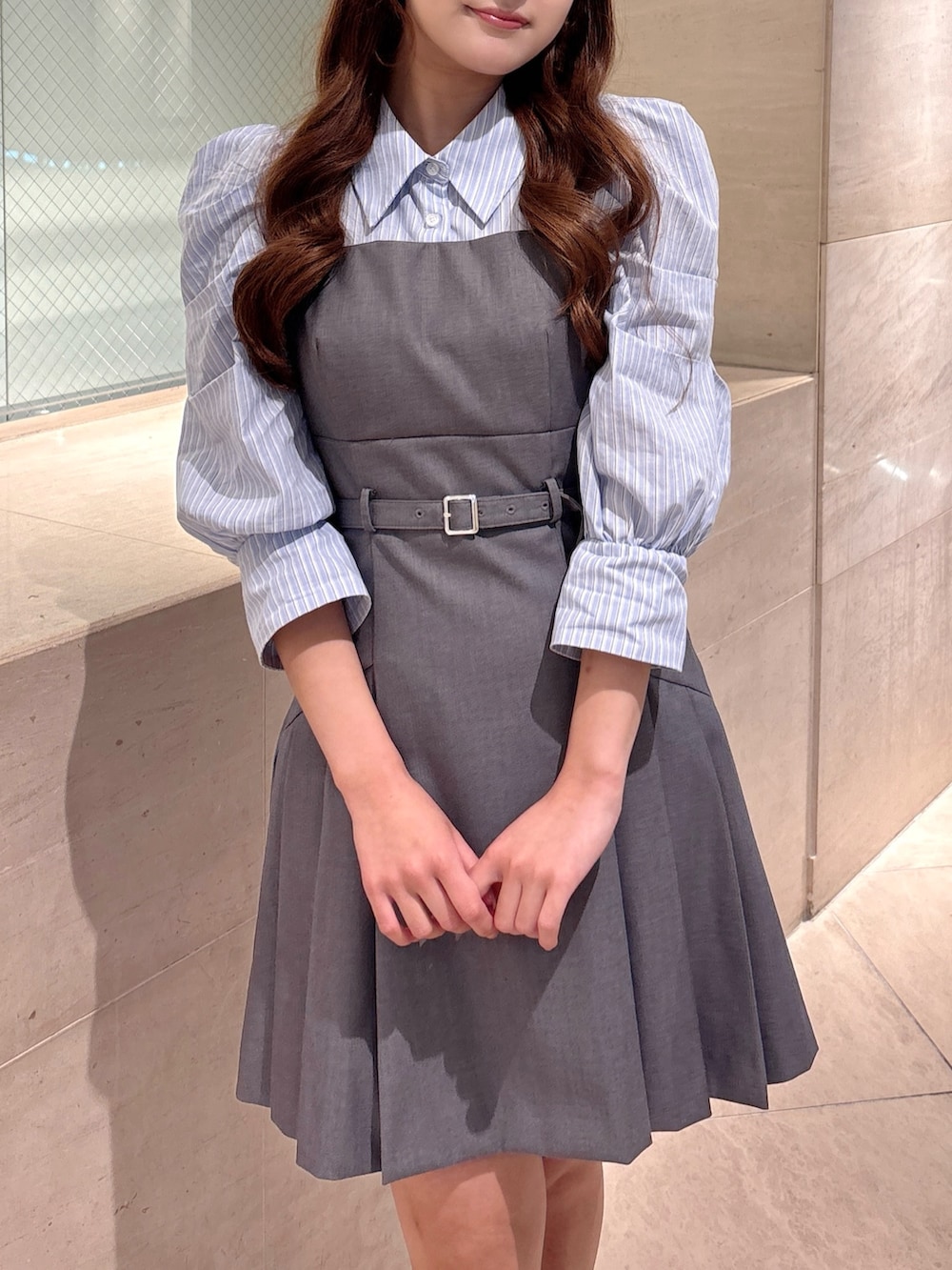 グレー系のワンピースを着用したレディースの秋コーディネートの9枚目の写真