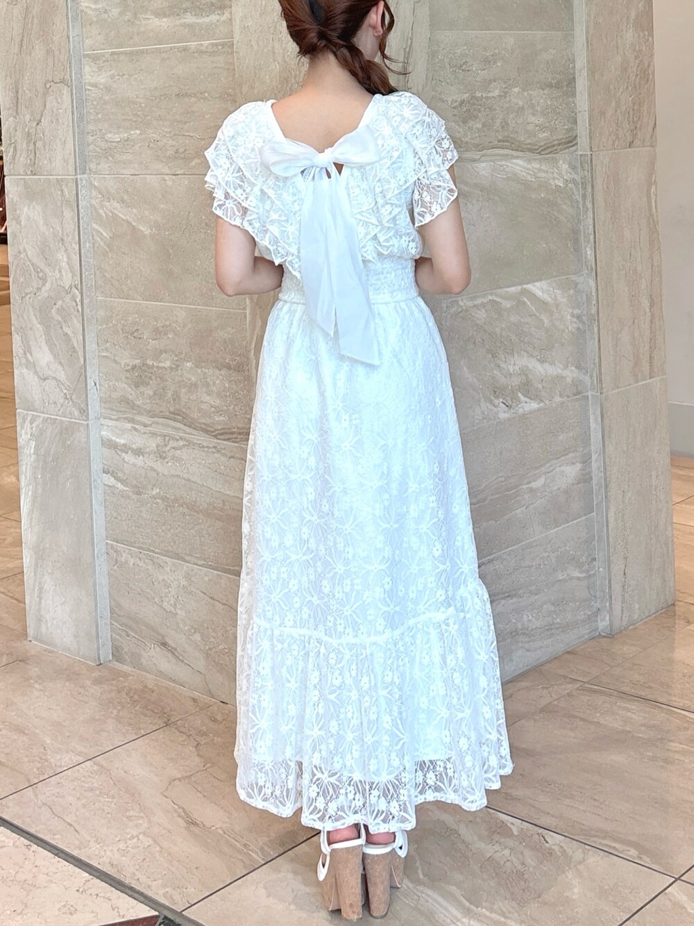 ホワイト系のワンピース、ホワイト系のサンダルを着用したレディースの夏コーディネートの8枚目の写真